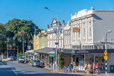 AUCKLAND, NEW ZEALAND, 20 Şubat 2020: Auckland, Yeni Zelanda Devonport Mahallesi 'nde ana cadde