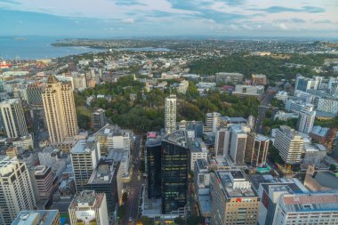 AUCKLAND, NEW ZEALAND, 19 Şubat 2020: Savaş anıtı müzesi ve Gök Kulesi, Yeni Zelanda 'dan Auckland şehir merkezi gece görüşü