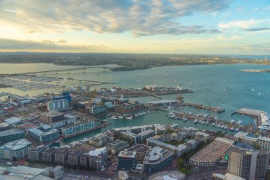 AUCKLAND, NEW ZEALAND, 19 Şubat 2020: Gökyüzü Kulesi, Yeni Zelanda 'dan Auckland' ın gece hava manzarası