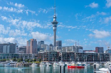 AUCKLAND, NEW ZEALAND, 19 Şubat 2020: Auckland, Yeni Zelanda limanından gökyüzü manzarası