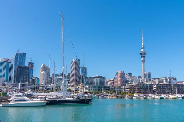 AUCKLAND, NEW ZEALAND, 20 Şubat 2020: Auckland, Yeni Zelanda limanından gökyüzü kulesi manzarası