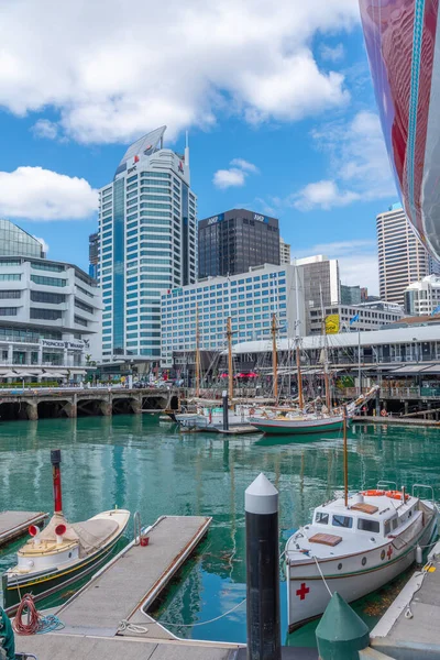 AUCKLAND, NEW ZEALAND, 19 Şubat 2020: insanlar Auckland, Yeni Zelanda limanında geziniyorlar