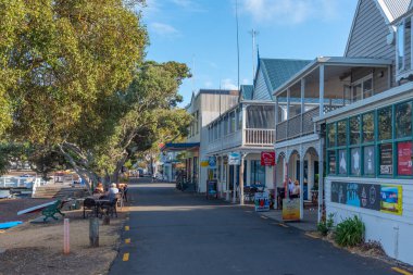 RUSSELL, NEW ZEALAND, ŞUBAT 18 Şubat 2020: İnsanlar Russel, Yeni Zelanda 'da rıhtımda geziniyor