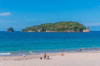 HAHEI, NEW ZEALAND, 16 Şubat 2020: Yeni Zelanda 'daki Hahei plajında gezinen insanlar