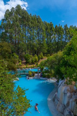 WAIRAKEI, NEW ZEALAND, 12 Şubat 2020: İnsanlar Yeni Zelanda 'daki Wairakei Teraslarında güneşli bir günün tadını çıkarıyorlar