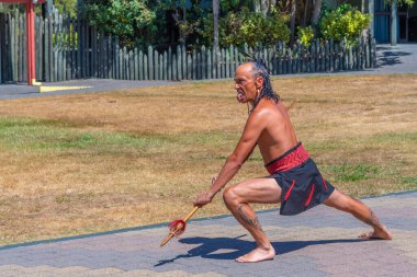 ROTORUA, NEW ZEALAND, FEBRUARY 11, 2020: Haka savaş dansı Yeni Zelanda, Rotorua yakınlarındaki Te puia köyünde sahnelendi