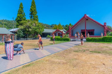 ROTORUA, NEW ZEALAND, FEBRUARY 11, 2020: Haka savaş dansı Yeni Zelanda, Rotorua yakınlarındaki Te puia köyünde sahnelendi