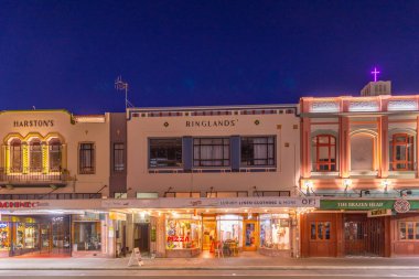 NAPIER, NEW ZEALAND, 10 Şubat 2020: Napier, Yeni Zelanda merkezindeki tarihi binaların gece manzarası