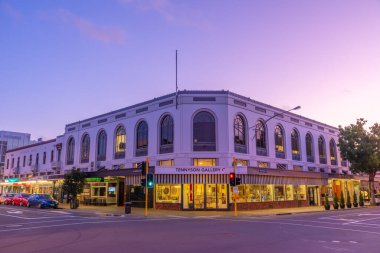 NAPIER, NEW ZEALAND, 10 Şubat 2020: Napier, Yeni Zelanda merkezindeki tarihi binaların gece manzarası