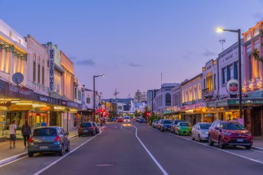 NAPIER, NEW ZEALAND, 10 Şubat 2020: Napier, Yeni Zelanda merkezindeki tarihi binaların gece manzarası