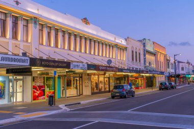 NAPIER, NEW ZEALAND, 10 Şubat 2020: Napier, Yeni Zelanda merkezindeki tarihi binaların gece manzarası