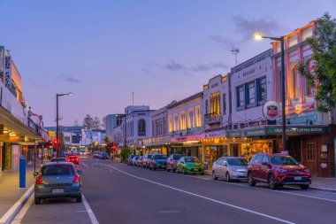 NAPIER, NEW ZEALAND, 10 Şubat 2020: Napier, Yeni Zelanda merkezindeki tarihi binaların gece manzarası