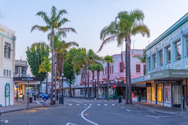NAPIER, NEW ZEALAND, 10 Şubat 2020: Napier, Yeni Zelanda merkezindeki tarihi binaların günbatımı