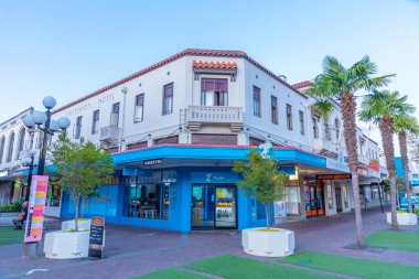 NAPIER, NEW ZEALAND, 10 Şubat 2020: Napier, Yeni Zelanda merkezindeki tarihi binaların günbatımı