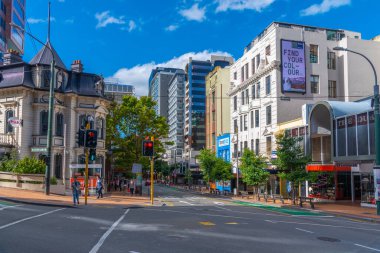 WELLINGTON, NEW ZEALAND, 9 Şubat 2020: İnsanlar Wellington, Yeni Zelanda 'nın merkezinde bir sokakta geziniyorlar