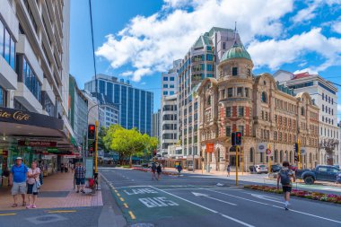 WELLINGTON, NEW ZEALAND, 9 Şubat 2020: İnsanlar Wellington, Yeni Zelanda 'nın merkezinde bir sokakta geziniyorlar