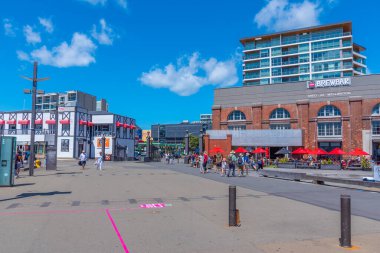 WELLINGTON, NEW ZEALAND, 9 Şubat 2020: insanlar Wellington, Yeni Zelanda 'nın rıhtımında geziniyor