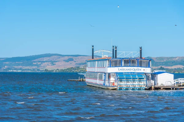 ROTORUA, NEW ZEALAND, 11 Şubat 2020: Rotorua Gölü, Yeni Zelanda 'da turist buharlı gemisi