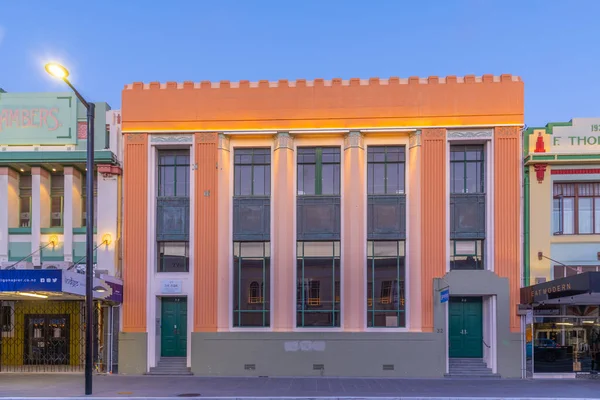 NAPIER, NEW ZEALAND, 10 Şubat 2020: Napier, Yeni Zelanda merkezindeki tarihi binaların günbatımı