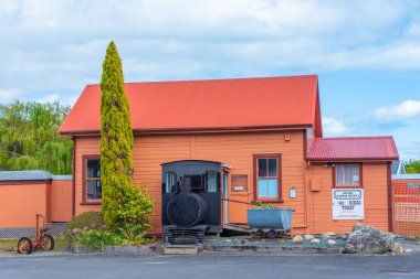 NELSON, NEW ZEALAND, 5 Şubat 2020: Nelson, Yeni Zelanda 'daki Kurucular Mirası Parkı' ndaki tarihi tren istasyonu