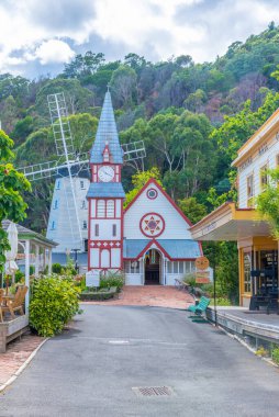 NELSON, NEW ZEALAND, 5 Şubat 2020: Nelson, Yeni Zelanda 'daki Kurucu Heritage Park' taki tarihi kilise ve yel değirmeni