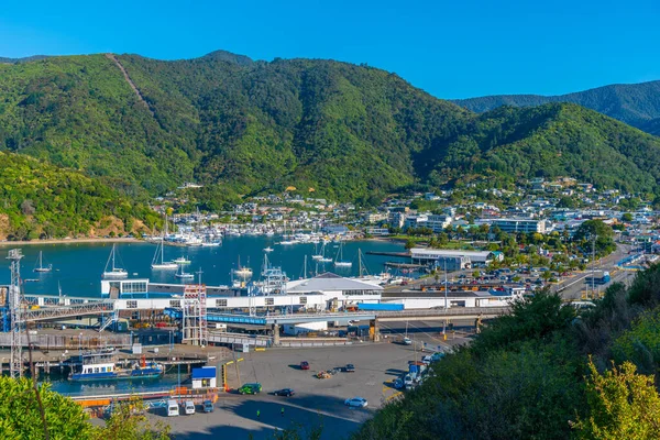 PICTON, NEW ZEALAND, 7 Şubat 2020: Picton, Yeni Zelanda 'daki feribot terminalinin havadan görüntüsü