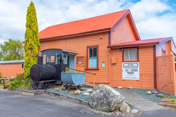 NELSON, NEW ZEALAND, 5 Şubat 2020: Nelson, Yeni Zelanda 'daki Kurucular Mirası Parkı' ndaki tarihi tren istasyonu