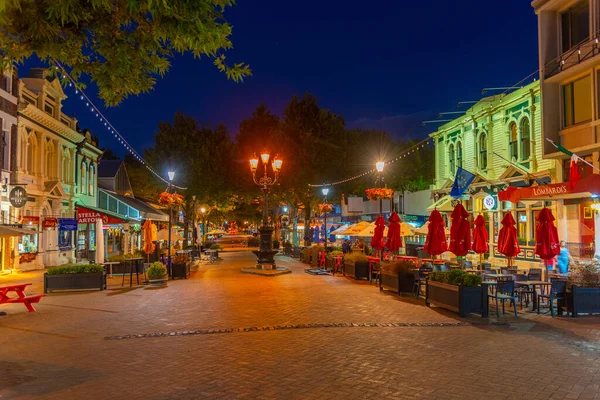 NELSON, NEW ZEALAND, 4 Şubat 2020: Nelson, Yeni Zelanda 'nın merkezindeki Trafalgar caddesinin gece görüşü