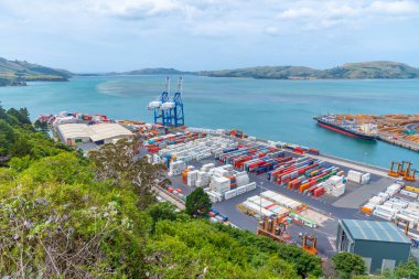 PORT CHALMERS, NEW ZEALAND, 31 HAZİRAN 2020: Port Chalmers, Yeni Zelanda 'daki konteynırlar