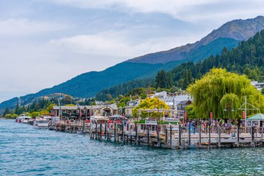 QUEENSTOWN, NEW ZEALAND, 28 HAZİRAN 2020: Queenstown, Yeni Zelanda Rıhtımı