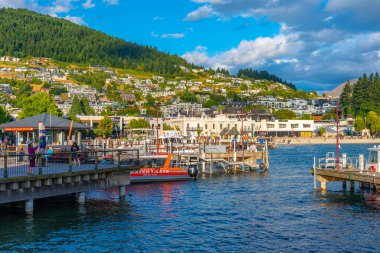 QUEENSTOWN, NEW ZEALAND, 27 HAZİRAN 2020: Queenstown, Yeni Zelanda Rıhtımı