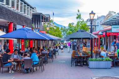 QUEENSTOWN, NEW ZEALAND, 27 HAZİRAN 2020: İnsanlar Queenstown, Yeni Zelanda 'nın merkezinde geziniyorlar