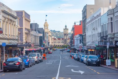 DUNEDIN, NEW ZEALAND, 24 HAZİRAN 2020: Dunedin, Yeni Zelanda 'daki tren istasyonuna giden sokak