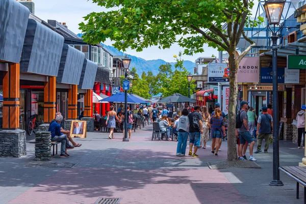 Queenstown New Zealand January 2020 People Strolling Center Queenstown New — Stock Photo, Image