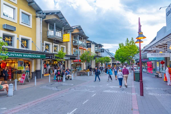 Queenstown New Zealand January 2020 People Strolling Center Queenstown New — Stock Photo, Image