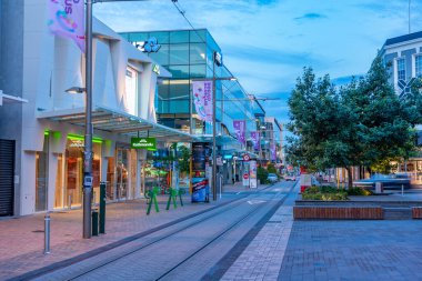 Christchurch, Yeni Zelanda, 21 Ocak 2020: Christchurch, Yeni Zelanda 'nın merkezindeki bir caddenin gece görüşü