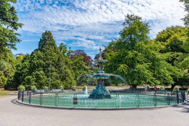 CHRISTCHURCH, NEW ZEALAND, 21 HAZİRAN 2020: Christchurch, Yeni Zelanda Tavuskuşu Çeşmesi