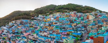 BUSAN, Kore, 30 Ekim 2019: Busan, Kore Cumhuriyeti 'ndeki Gamcheon kültür köyündeki evlerin renkli cepheleri