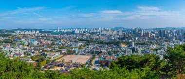 Suwon, Kore, 24 Ekim 2019: Hwaseong Kalesi, Kore Cumhuriyeti 'nden Suwon' un havadan görünüşü
