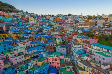 BUSAN, KOREA, 30 Ekim 2019: Busan, Kore Cumhuriyeti 'ndeki Gamcheon kültür köyünün havadan görünüşü