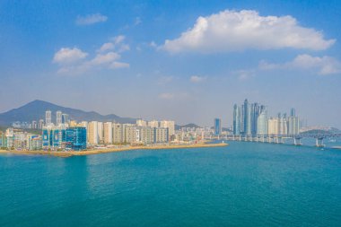BUSAN, KOREA, OKTOBER 29, 2019: Busan, Kore Cumhuriyeti 'ndeki Gwangalli plajının havadan görünüşü