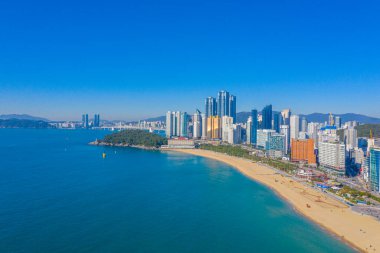 BUSAN, KOREA, OKTOBER 30, 2019: Dongbaek parkı ve Kore Cumhuriyeti 'ndeki Haeundae Sahili' nin havadan görünüşü