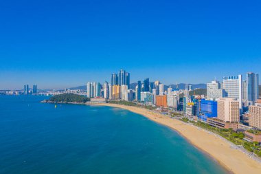 BUSAN, KOREA, OKTOBER 30, 2019: Dongbaek parkı ve Kore Cumhuriyeti 'ndeki Haeundae Sahili' nin havadan görünüşü
