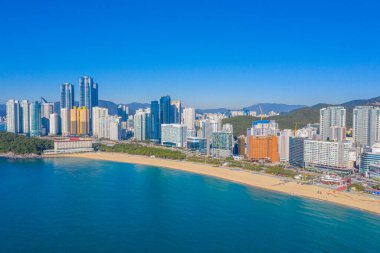BUSAN, KOREA, OKTOBER 30, 2019: Dongbaek parkı ve Kore Cumhuriyeti 'ndeki Haeundae Sahili' nin havadan görünüşü