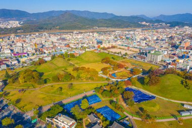 BUSAN, KOREA, 31 EKİM 2019: Kore Cumhuriyeti 'nin Gyeongju kentindeki mezarların havadan görünüşü