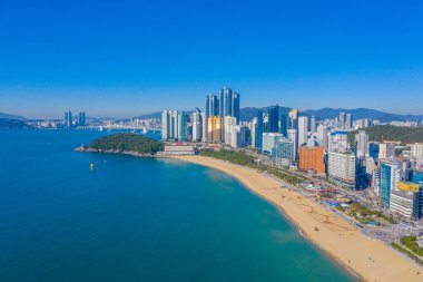 BUSAN, KOREA, OKTOBER 30, 2019: Dongbaek parkı ve Kore Cumhuriyeti 'ndeki Haeundae Sahili' nin havadan görünüşü