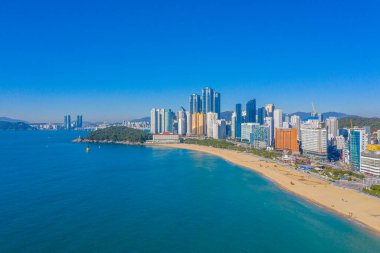 BUSAN, KOREA, OKTOBER 30, 2019: Dongbaek parkı ve Kore Cumhuriyeti 'ndeki Haeundae Sahili' nin havadan görünüşü