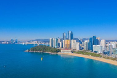 BUSAN, KOREA, OKTOBER 30, 2019: Dongbaek parkı ve Kore Cumhuriyeti 'ndeki Haeundae Sahili' nin havadan görünüşü