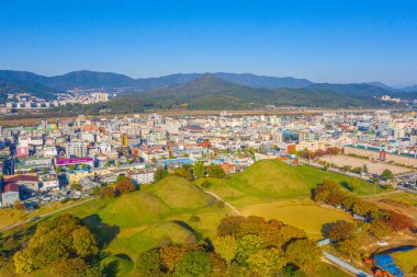 BUSAN, KOREA, 31 EKİM 2019: Kore Cumhuriyeti 'nin Gyeongju kentindeki mezarların havadan görünüşü