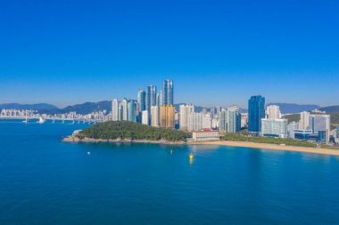 BUSAN, KOREA, OKTOBER 30, 2019: Dongbaek parkı ve Kore Cumhuriyeti 'ndeki Haeundae Sahili' nin havadan görünüşü
